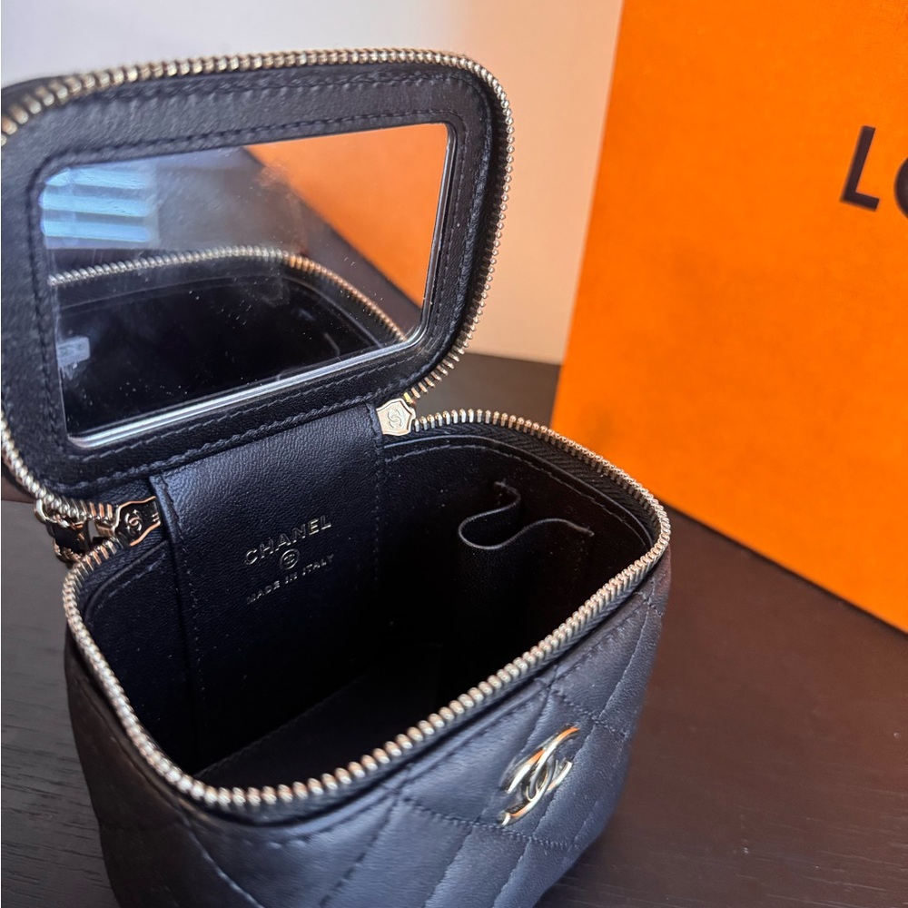 CHANEL Small Vanity With Chain - Picture 5 of 8